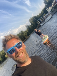 Stand-Up-Paddling ist eine tolle Möglichkeit, um sich fit zu halten. Dabei trainierst du nicht nur deine Standhaftigkeit und Balance, im weiteren Verlauf geht das Training auch deutlich auf Kraft und Ausdauer. Aber das tolle daran? Es liegt ganz an dir, in welcher Intensität du das Paddeln ausüben möchtest. Denn auch um einfach den Kopf frei zu bekommen und sich in der Natur zu entspannen, eignet sich das Stand-Up-Paddling perfekt. Du möchtest gerne etwas Neues ausprobieren oder dein Können weiter verbessern? Bei uns lernst du spielend einfach, wie du mit deinem Board und Paddel umgehst – vom Transport und Vorbereitung an Land bis zur Durchführung auf dem Wasser. Wir zeigen dir, wie man seine Balance auf dem Board hält und wie man am besten sein Paddel hält, um voran zu kommen. Zum Einstieg erklären wir Dir den richtigen Stand und die passende Paddeltechnik erst am Land, bevor es dann aufs Wasser geht. Außerdem zeigen wir Dir (wenn du willst) die schönsten Paddelorte Deutschlands und der Beneluxstaaten, und wie du diese vom Wasser aus genießen kannst. Also worauf wartest du noch? Bei uns könnt Ihr tolle Erfahrungen sammeln und den Spaß am Wassersport mit anderen Kursteilnehmern teilen. Wir freuen uns auf Dich! Die benötigten Materialien, welche sehr gut für Anfänger geeignet sind, stellen wir zur Verfügung (außer ihr habt bereits euer eigenes Board, dieses könnt Ihr natürlich gerne mitbringen). Durch das Erlernen der gängigen Fachbegriffe und der verschiedenen Fahrtechniken könnt Ihr gefahrlos den Paddelspaß auf dem Wasser genießen!