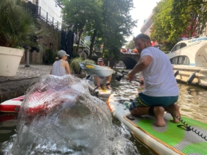 Stand-Up-Paddling ist eine tolle Möglichkeit, um sich fit zu halten. Dabei trainierst du nicht nur deine Standhaftigkeit und Balance, im weiteren Verlauf geht das Training auch deutlich auf Kraft und Ausdauer. Aber das tolle daran? Es liegt ganz an dir, in welcher Intensität du das Paddeln ausüben möchtest. Denn auch um einfach den Kopf frei zu bekommen und sich in der Natur zu entspannen, eignet sich das Stand-Up-Paddling perfekt. Du möchtest gerne etwas Neues ausprobieren oder dein Können weiter verbessern? Bei uns lernst du spielend einfach, wie du mit deinem Board und Paddel umgehst – vom Transport und Vorbereitung an Land bis zur Durchführung auf dem Wasser. Wir zeigen dir, wie man seine Balance auf dem Board hält und wie man am besten sein Paddel hält, um voran zu kommen. Zum Einstieg erklären wir Dir den richtigen Stand und die passende Paddeltechnik erst am Land, bevor es dann aufs Wasser geht. Außerdem zeigen wir Dir (wenn du willst) die schönsten Paddelorte Deutschlands und der Beneluxstaaten, und wie du diese vom Wasser aus genießen kannst. Also worauf wartest du noch? Bei uns könnt Ihr tolle Erfahrungen sammeln und den Spaß am Wassersport mit anderen Kursteilnehmern teilen. Wir freuen uns auf Dich! Die benötigten Materialien, welche sehr gut für Anfänger geeignet sind, stellen wir zur Verfügung (außer ihr habt bereits euer eigenes Board, dieses könnt Ihr natürlich gerne mitbringen). Durch das Erlernen der gängigen Fachbegriffe und der verschiedenen Fahrtechniken könnt Ihr gefahrlos den Paddelspaß auf dem Wasser genießen!