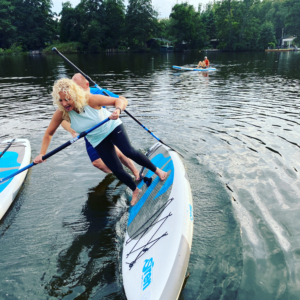 Stand-Up-Paddling ist eine tolle Möglichkeit, um sich fit zu halten. Dabei trainierst du nicht nur deine Standhaftigkeit und Balance, im weiteren Verlauf geht das Training auch deutlich auf Kraft und Ausdauer. Aber das tolle daran? Es liegt ganz an dir, in welcher Intensität du das Paddeln ausüben möchtest. Denn auch um einfach den Kopf frei zu bekommen und sich in der Natur zu entspannen, eignet sich das Stand-Up-Paddling perfekt. Du möchtest gerne etwas Neues ausprobieren oder dein Können weiter verbessern? Bei uns lernst du spielend einfach, wie du mit deinem Board und Paddel umgehst – vom Transport und Vorbereitung an Land bis zur Durchführung auf dem Wasser. Wir zeigen dir, wie man seine Balance auf dem Board hält und wie man am besten sein Paddel hält, um voran zu kommen. Zum Einstieg erklären wir Dir den richtigen Stand und die passende Paddeltechnik erst am Land, bevor es dann aufs Wasser geht. Außerdem zeigen wir Dir (wenn du willst) die schönsten Paddelorte Deutschlands und der Beneluxstaaten, und wie du diese vom Wasser aus genießen kannst. Also worauf wartest du noch? Bei uns könnt Ihr tolle Erfahrungen sammeln und den Spaß am Wassersport mit anderen Kursteilnehmern teilen. Wir freuen uns auf Dich! Die benötigten Materialien, welche sehr gut für Anfänger geeignet sind, stellen wir zur Verfügung (außer ihr habt bereits euer eigenes Board, dieses könnt Ihr natürlich gerne mitbringen). Durch das Erlernen der gängigen Fachbegriffe und der verschiedenen Fahrtechniken könnt Ihr gefahrlos den Paddelspaß auf dem Wasser genießen!