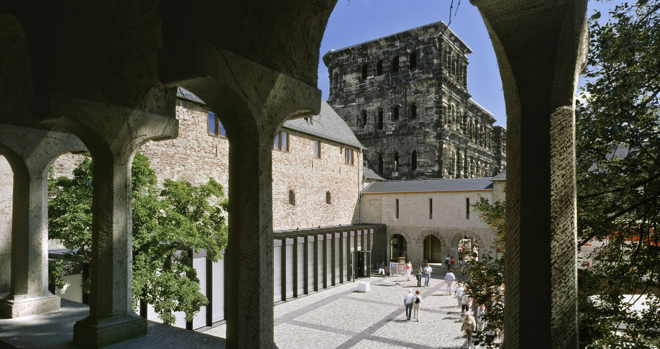 Zu sehen ist der Innenhof des Stadtmuseums im Sonnenlicht.