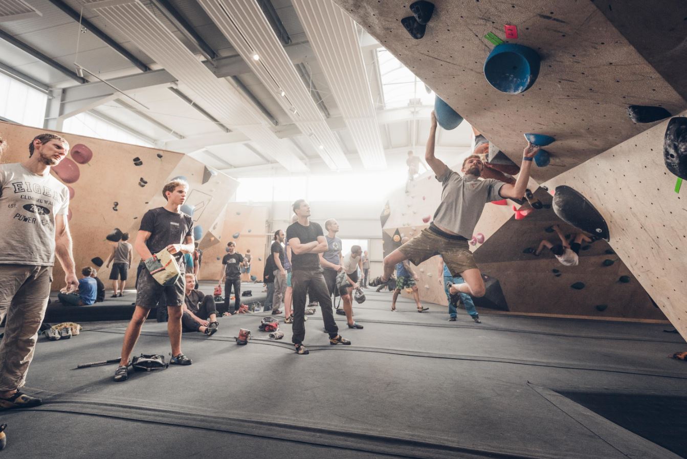 Menschen beim bouldern