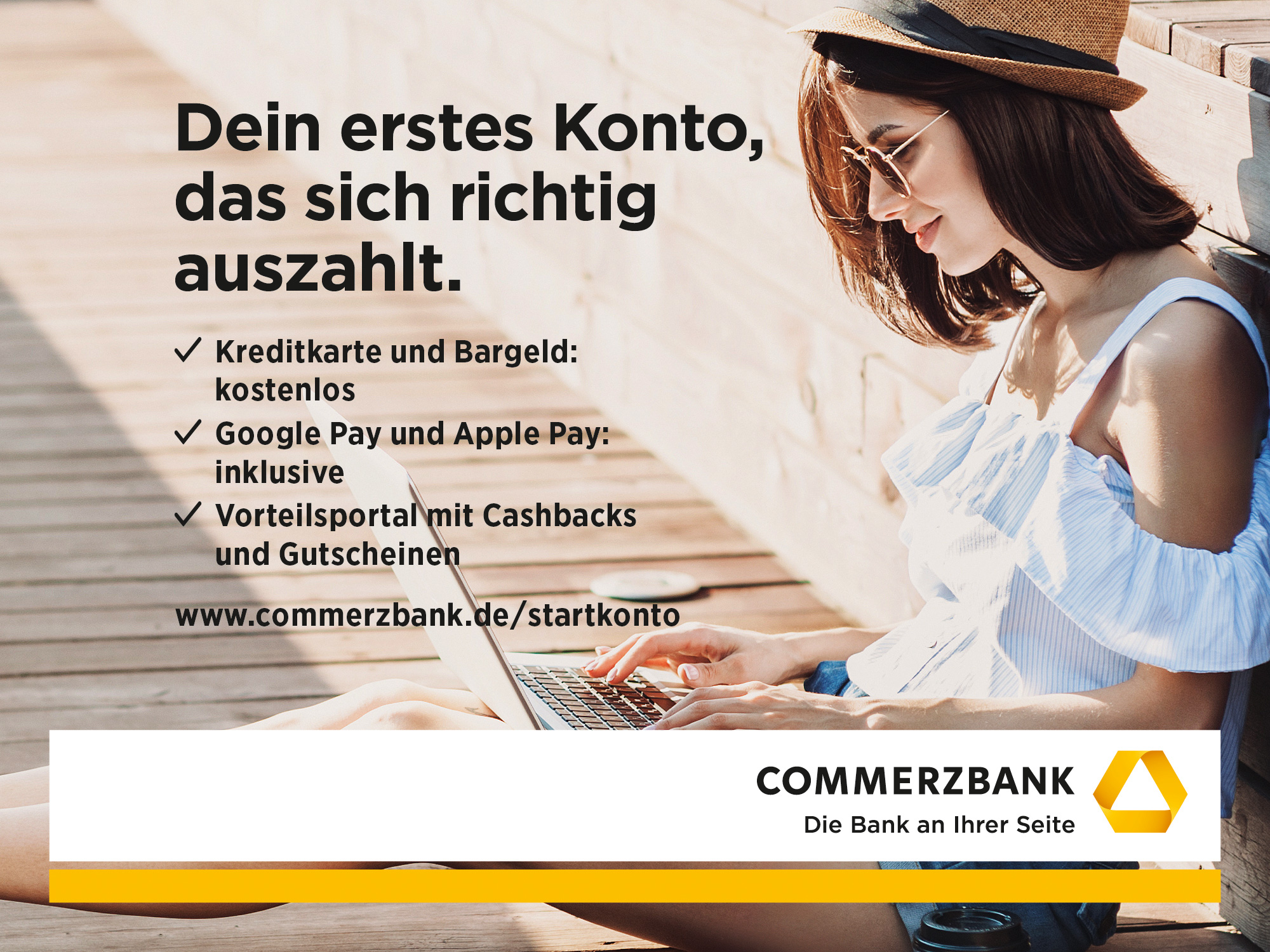 Commerzbank AG - Frau am Computer mit Informationen zum StartKonto