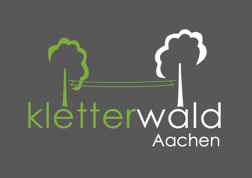 Klettern von Baum zu Baum im Aachener Kletterwald