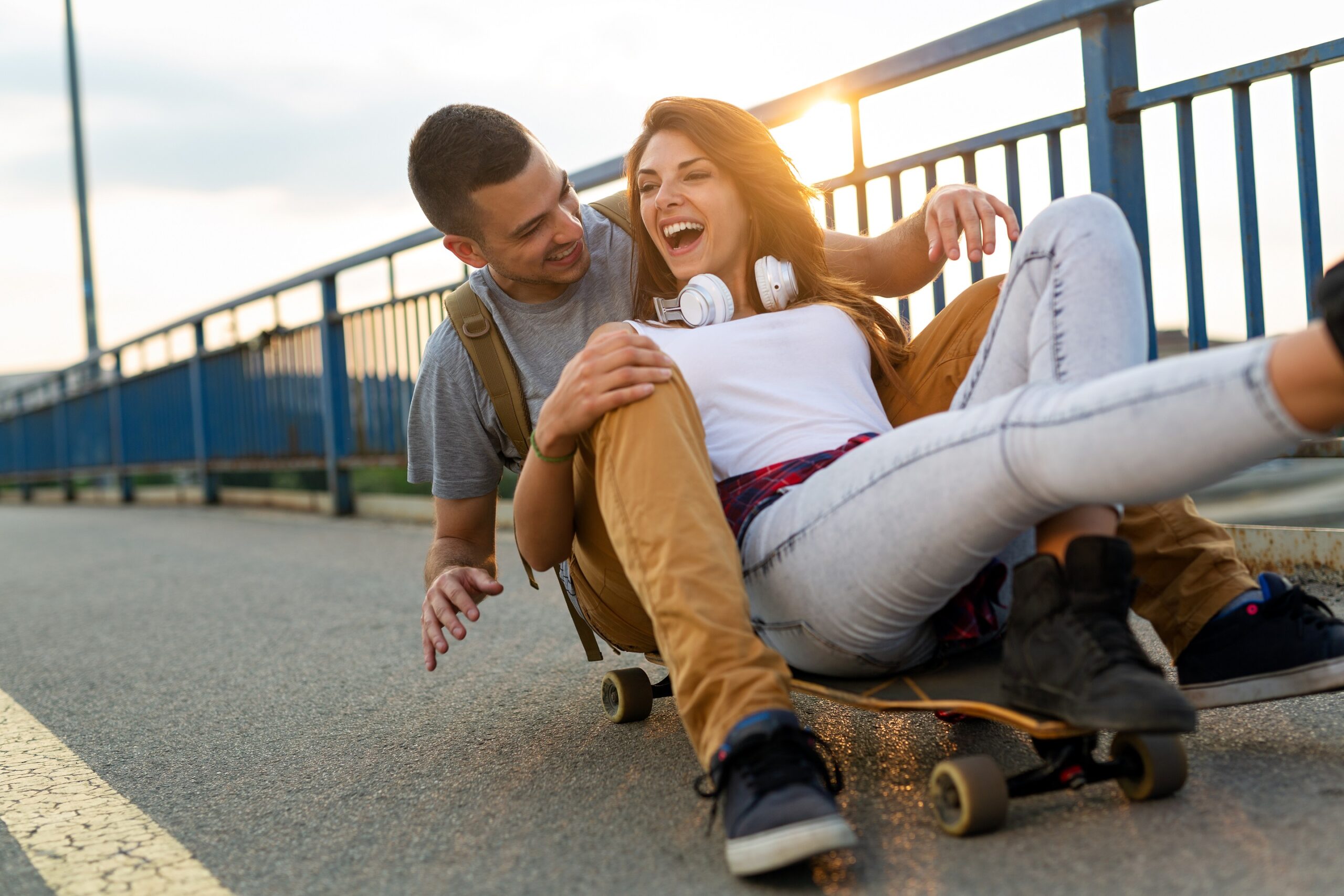 Sparkasse MagdeBurg - Mann und Frau auf Skateboard